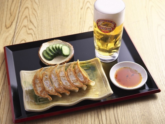 仕事帰りや移動の合間に嬉しい『ビールセット』。かつおだしベースの優しい「和ぎょうざ」は、お酒との相性はもちろん、白米との相性も抜群のソウルフード