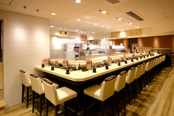 【大起水産　回転寿司】のカウンター席
