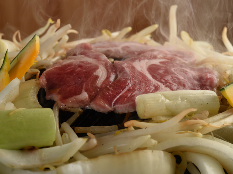 栄養が豊富なうえにヘルシーなラム肉を存分に味わえるジンギスカン。肩ロースを使った『上ラムと野菜セット』は脂と赤身のバランスが絶妙
