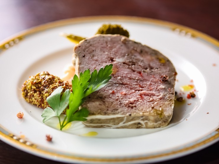 三宮駅 徒歩2分にあるフランス料理店 バルテカソロミーナの子羊を使ったパテ ド カンパーニュ。