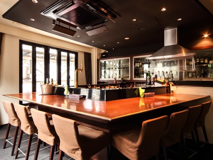 三宮駅 徒歩2分にあるフランス料理店 バルテカソロミーナの店内、コの字型のカウンターで女性一人でも気軽に立ち寄れる。