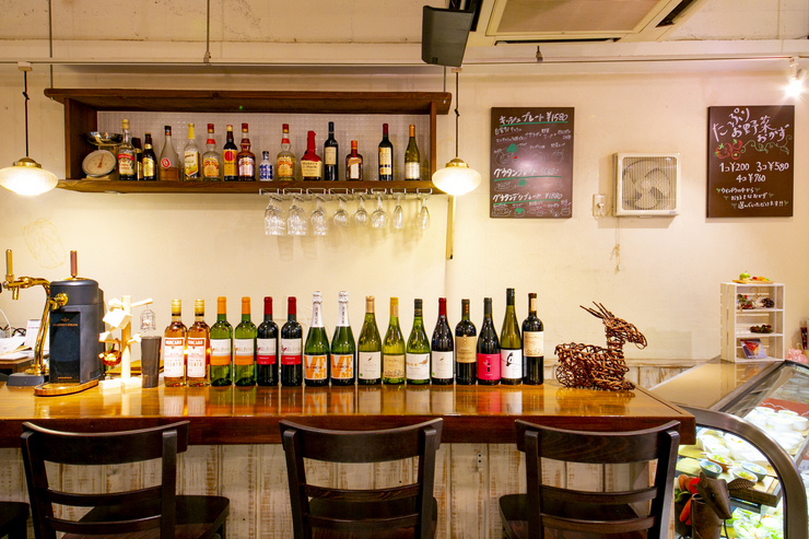 自然派ワインを中心に、さまざまなお酒が並ぶカウンター