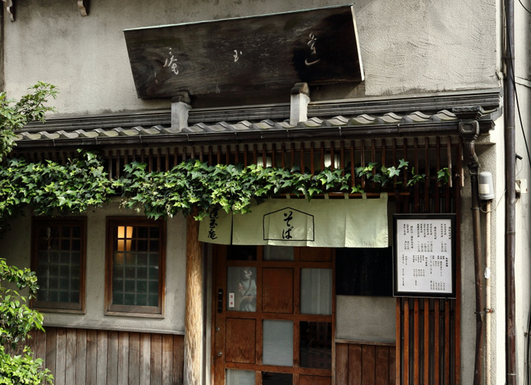 上野仲町通りに佇む風情溢れる木造建築