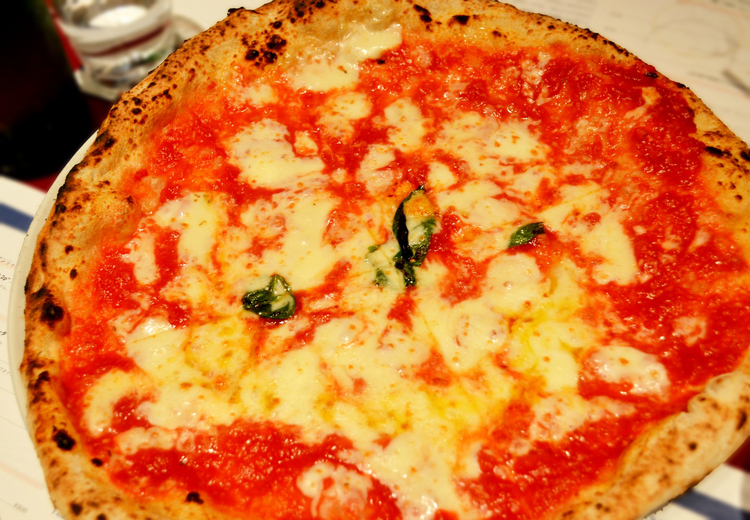 看板メニューの『アンティカ マルゲリータ』1,480円（税抜）。トマトソースベースのピザは全部で4種類