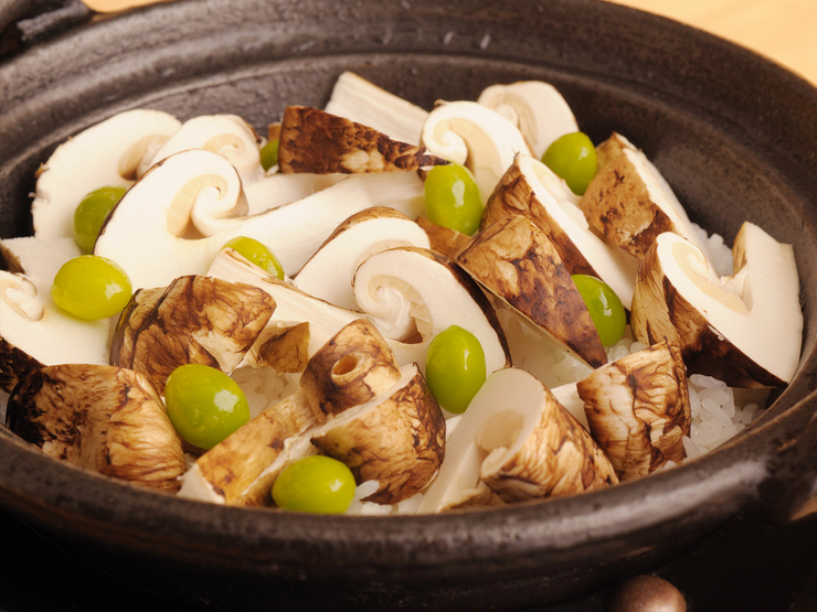 鰹出汁と薄口しょうゆに日本酒を加えて炊き上げた、季節の土鍋御飯。鰹と松茸の風味が楽しめます