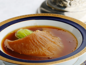 高級品として知られる気仙沼産吉切鮫を使った『ふかひれの姿煮』