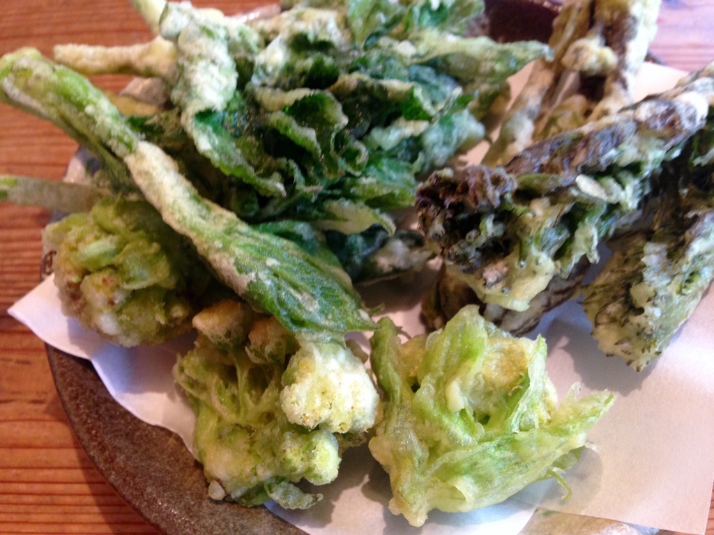 地域の食材を生かした鉄板メニュー『山菜の天ぷら』。季節によって内容が変わります