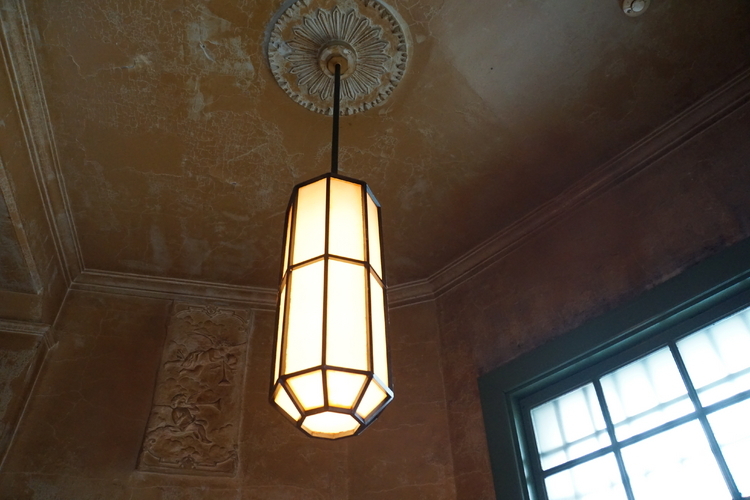 入口入ってすぐの天井を見上げると、1927年の銀行創業時から変わらない天井のレリーフを見ることができる