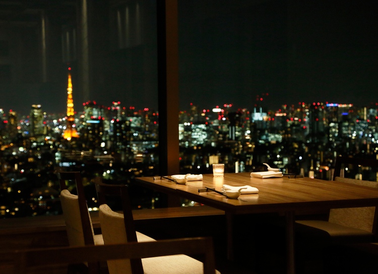 恵比寿ガーデンプレイスタワー39階の大きな窓から都心の夜景を一望