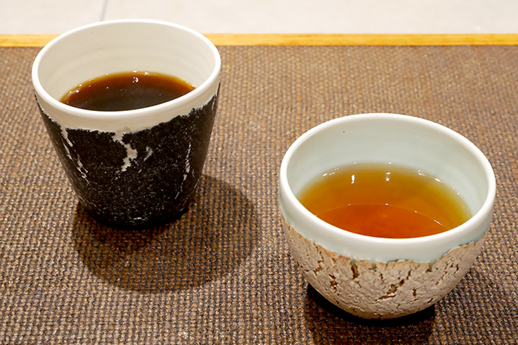 ドリンクは地元清水焼の意匠ある茶器で提供