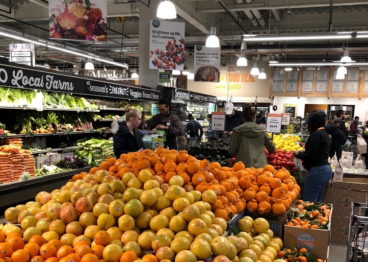 ホールフーズ・マーケット（写真はボストンのもの）。野菜売り場はオーガニック生産物がメインで、プラスチックを多量に使用するパッケージングは行わずすべて量り売りだ
