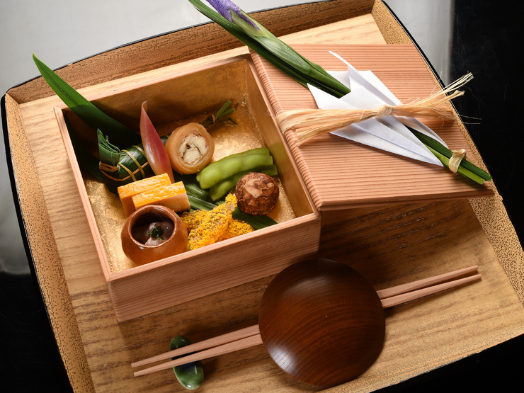 オリジナルで製作した白木の箱膳に、四季の美味を盛り込んだ『八寸』。見た目も華やかで、日本酒と一緒に味わいたい（写真は献立の一例です）