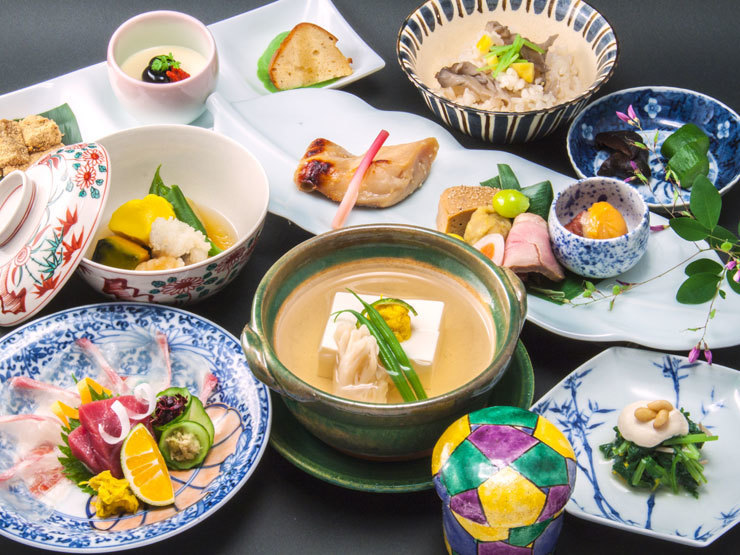 名水処の京都で作られた豆腐を使用した『湯豆腐会席』。事前予約の会席料理の他、天ぷら盛り合わせが付く蕎麦点心などの一品も