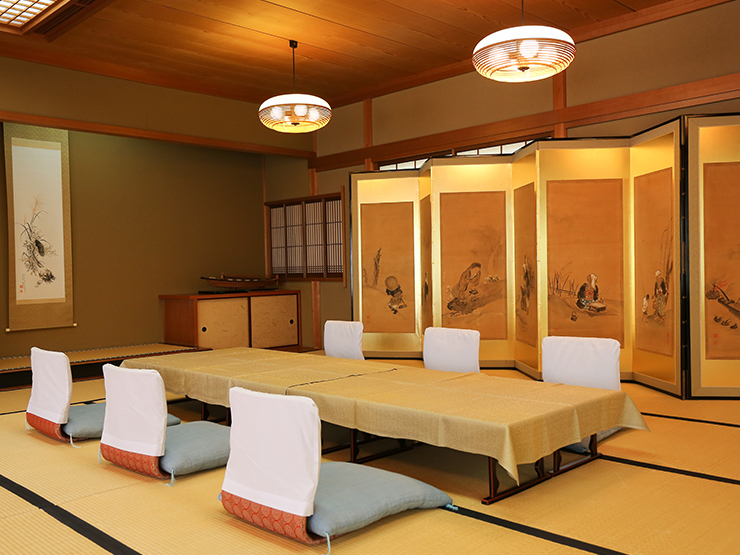 嵐山の景観を眺めながら、色鮮やかな京料理を味わえる。座敷に加え、テーブル席や大小の個室も用意