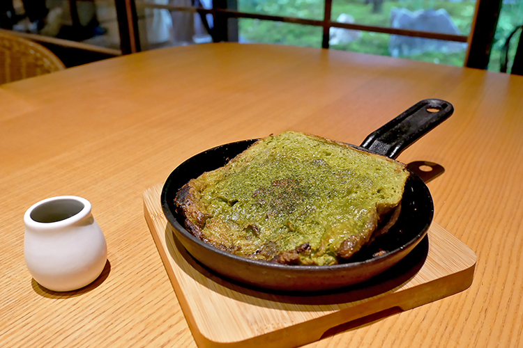 スキレッド鍋で、熱々で登場する『抹茶のフレンチトースト』850円（税込）
