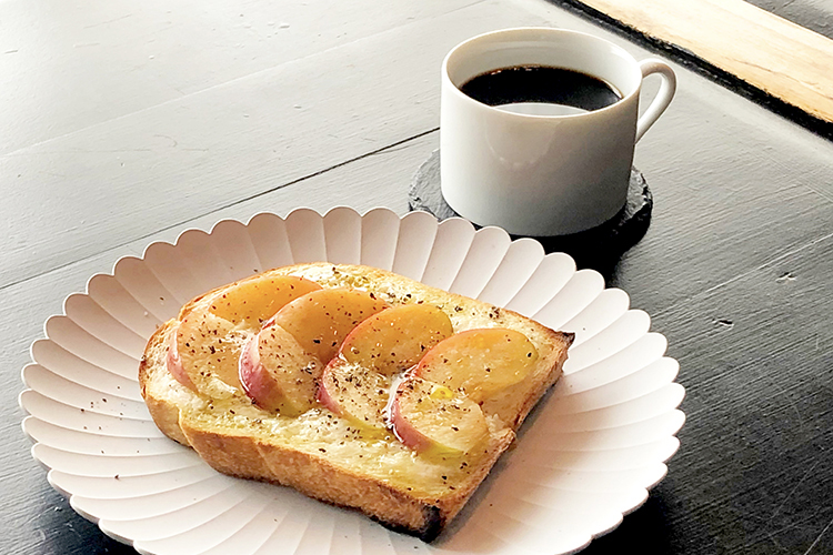 『季節のトースト』800円（税込）。写真はリンゴと蜂蜜、オリーブオイル、岩塩、黒胡椒