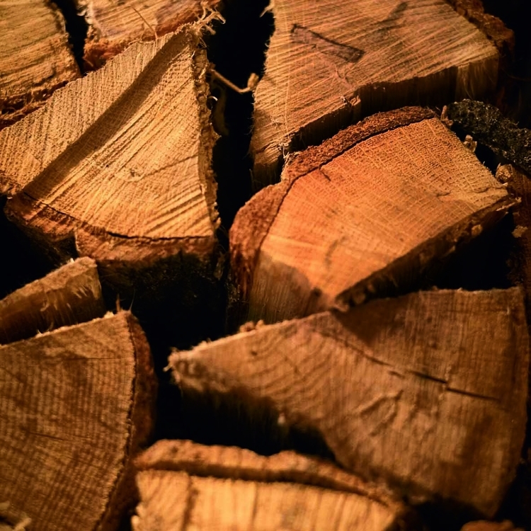 薪火焼きに使用するのは、ナラやクヌギなどの間伐材。何より、薪の水分含有量が重要だ。【ヴァッカロッサ】では、およそ18～21％の水分含有率の薪を用いるが、肉の状態に合わせてさらに薪をセレクトし、火の焚き方自体も素材によって変化させる。