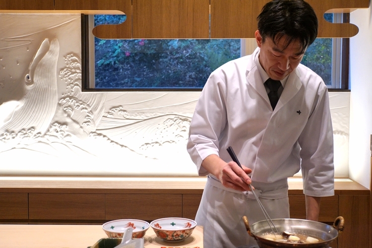 佐々塚雅也さん。京都の料亭で腕を磨き、名古屋で日本料理店を営んでいた。そのころからのルートで、市場はもちろん、いい食材は日本全国から取り寄せる