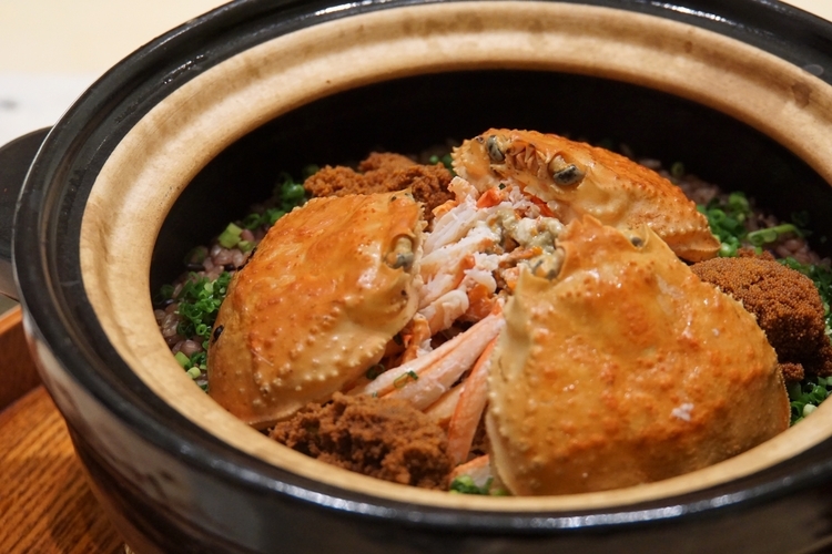 この日の炊き込みご飯は、『香箱蟹の土鍋ご飯』。甲羅を取ると、丁寧にほぐした身と内子が現れ、客前で混ぜてから出される。発芽玄米との相性も最高