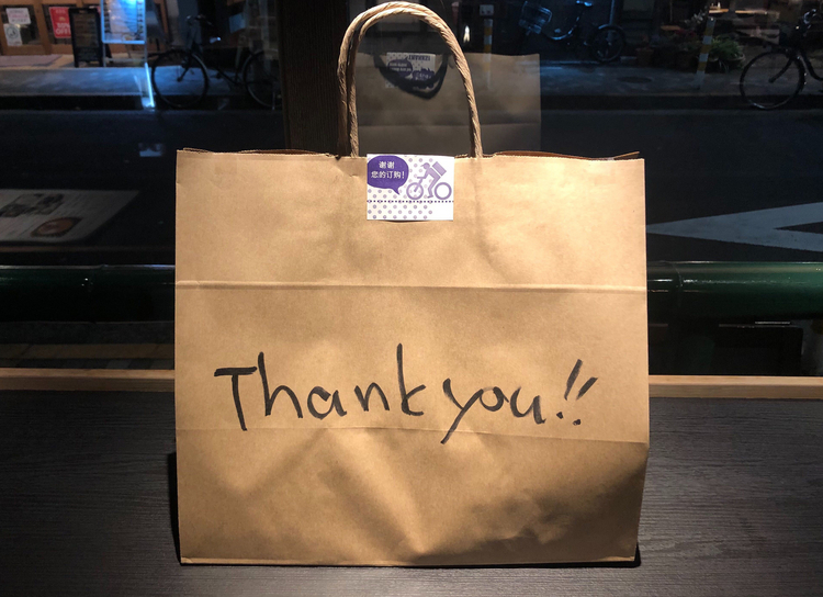 【十番右京】のテイクアウト袋には「Thank you!!」の文字が記されていました