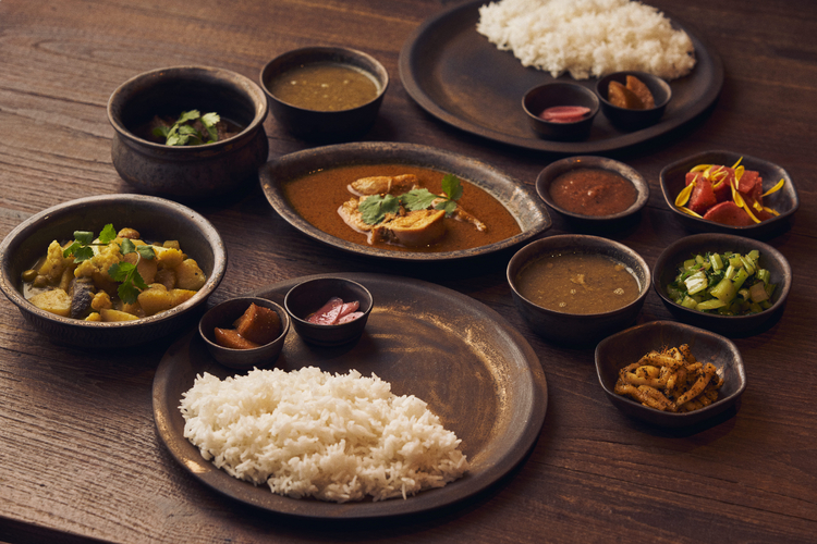 【OLD NEPAL TOKYO】のコースのメインであり、ネパールの国民食でもある「ダルバート」。ごはん、豆のスープ、おかずなどをあわせてこう呼ぶ