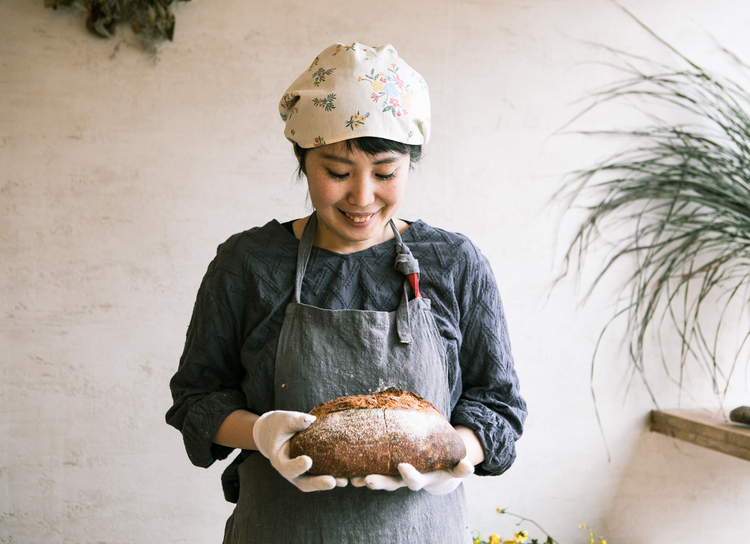店長はパン職人の金子梨花さん。金子さんと2人の製造スタッフでパン作りをしている 