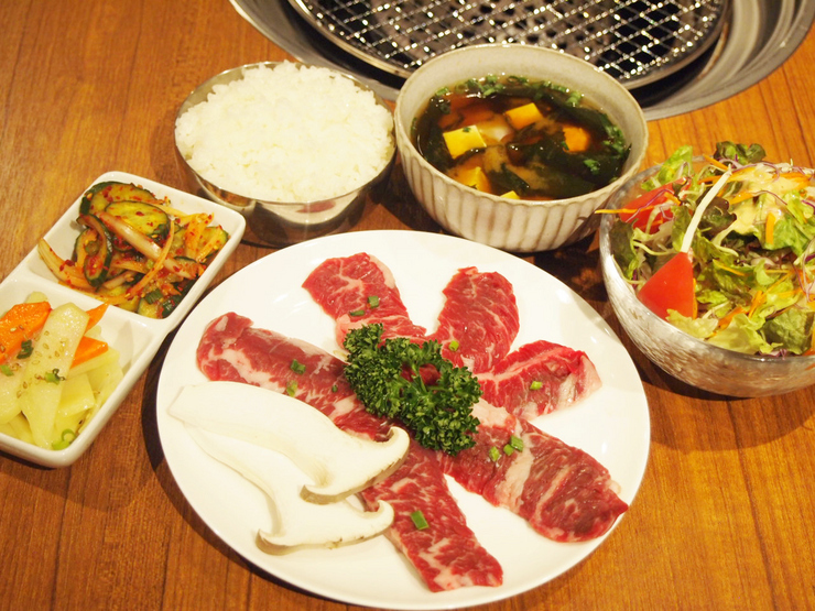 焼き肉、ご飯、本日のスープ、おかず2種付き『ハラミ定食』 950円