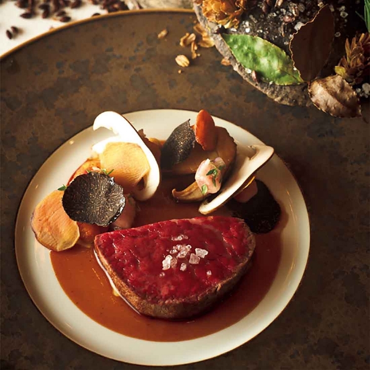 『牛ヒレ肉のモルト香らせた塩釜のロースト』。ジェントルマンをイメージして仕上げた、杉本雄の特別なひと皿。※参考メニューで、以前のイベントで提供された一品