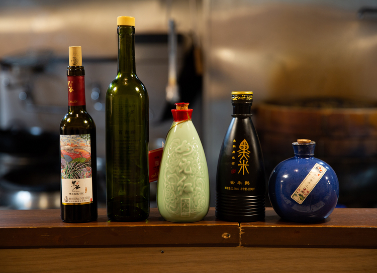 中国の酒蔵から直輸入している紹興酒を常時６種類以上揃えている。