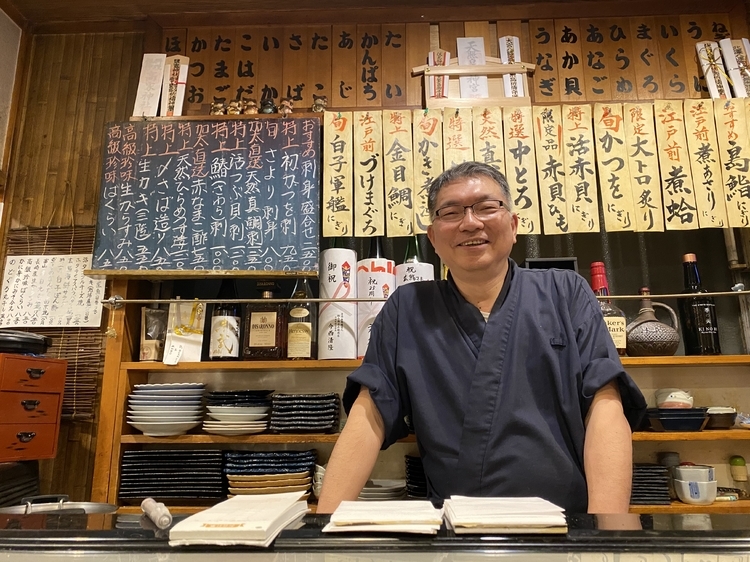 店主の亀谷玄雅さんは独学で修行した鮨職人。季節に合わせた旬のネタ選びとその捌き方、シャリに至るまでこだわりは深い<br />
