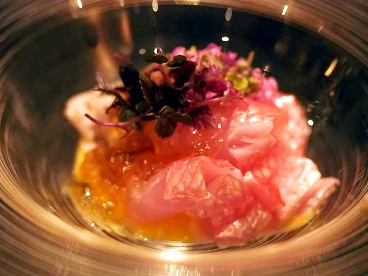 お造り『太刀魚と金目鯛』は、土佐酢のジュレで。添えられた山葵はおろしたてならではのピリッとした風味。ふきのとうの黄酢が隠れていて、春を感じさせる一品