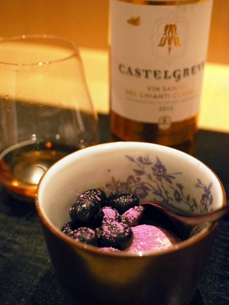 甘味『黒豆 白こんにゃく 栗のアイス』<br />
×<br />
甘口の白ワイン「Castelgreve」