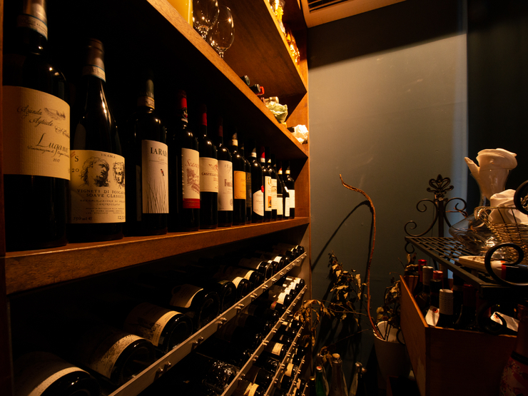 個性豊かなイタリアワインが並ぶワインセラー