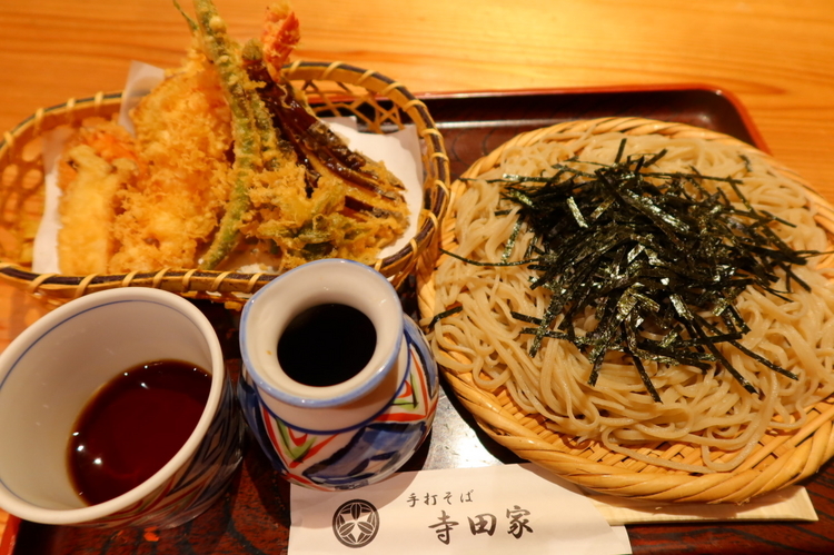 揚げたての天ぷらとざる蕎麦を一緒に味わえる『天ざる』1,430円（税込）<br />
