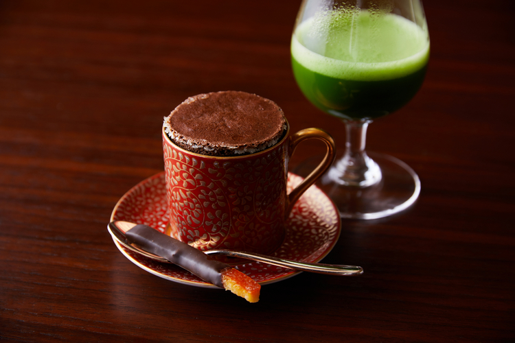 最後の一皿は濃厚な『チョコレートスフレ』。その味わいに負けないぐらい豊かな香りの京都・古畑園の抹茶「琴音」をブランデーグラスで