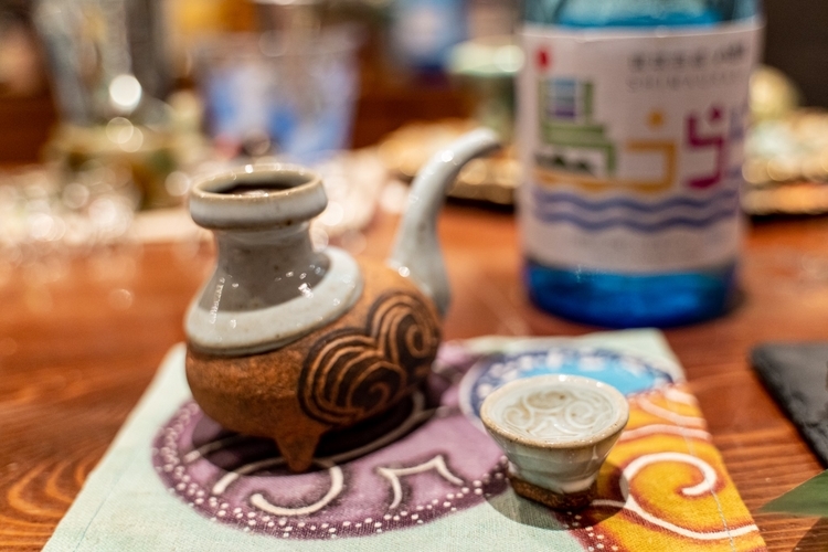 伝統的な泡盛専用の酒器「カラカラ」。器にもこだわり、県内の作家さんのものを使用しています。こちらは陶芸家・山田和男さんの作品