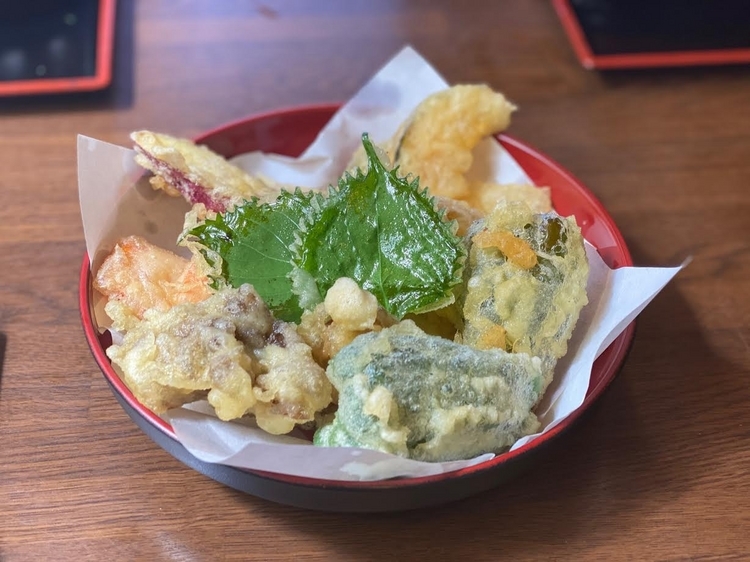 野菜天ぷらは5品でなんと230円（税込み）すべてが1,000円以下と良心的な価格設定