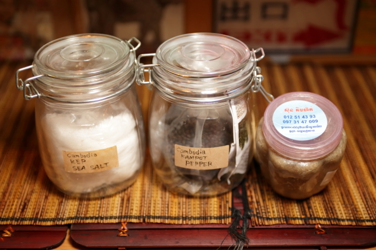 左からカンボジアの塩、黒コショウ、プロホック