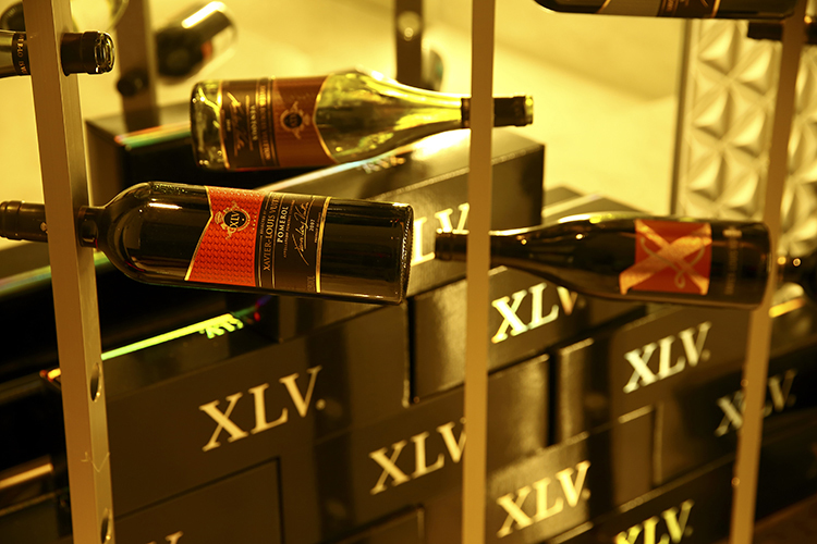 現在、日本ではここでしか飲めない『XLVヴァントゥー』（12,000円）、『XLVシャトーヌフ･デュ･パプ』（24,000円）。店内で購入可能です
