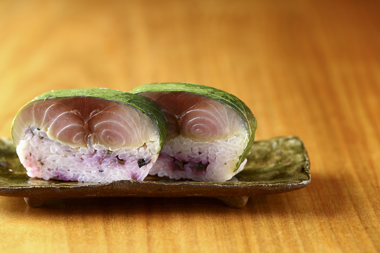 名物の『鯖寿司』。長崎・五島列島産の鯖を使い柴漬けと紫蘇の葉の夏らしい仕立てで