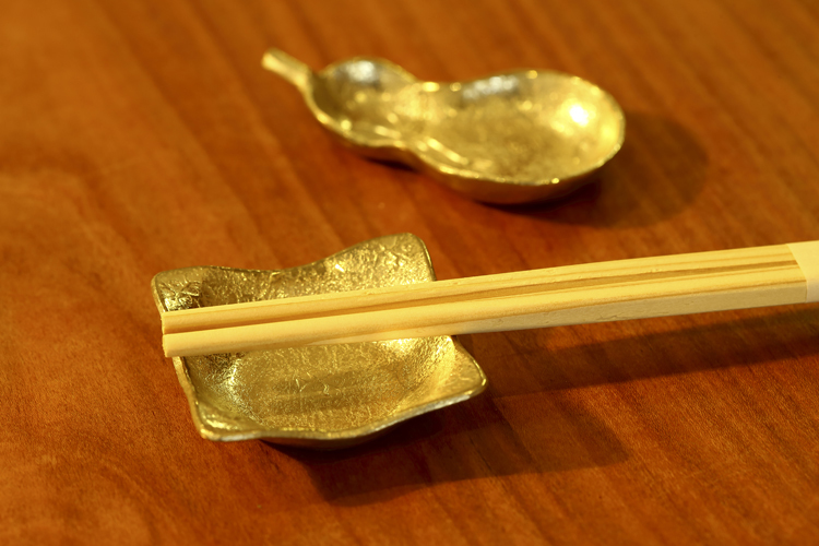 錫の箸置にお造りの塩やワサビを移して、次の料理が来るまでのあてに