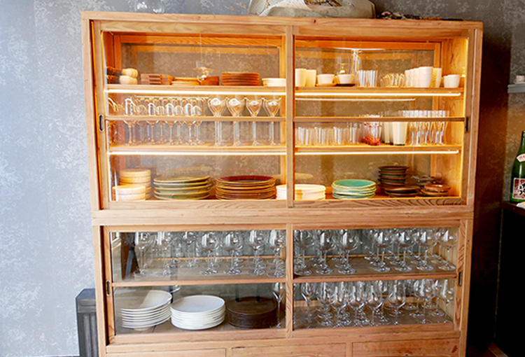 明治時代からある木材を再利用して作った食器棚