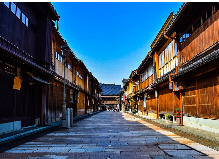 金沢の昔ながらの風情が楽しめる「ひがし茶屋街」は女性から人気の観光スポット