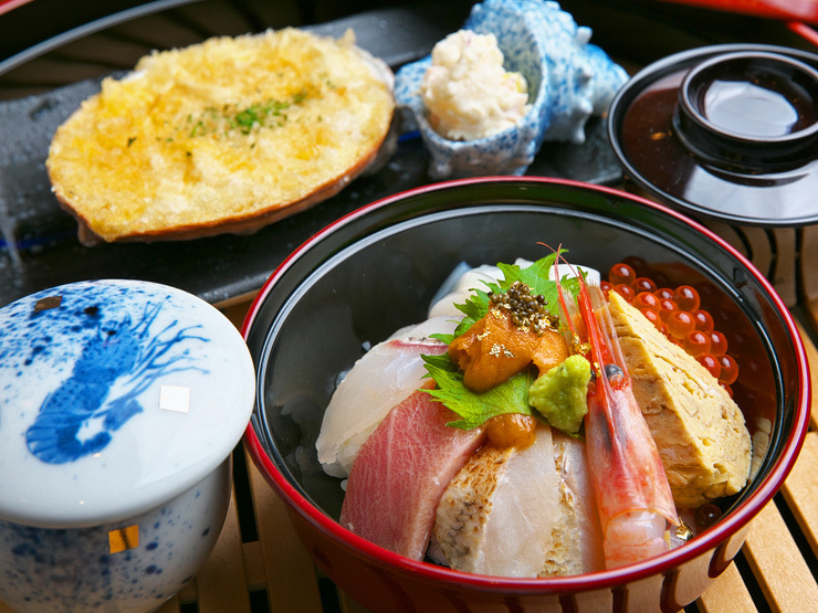 海鮮丼、鮑コロッケ、茶わん蒸しと、日本海近海の魚介を贅沢に堪能できる『伝助丼DX』2,600円（税抜）