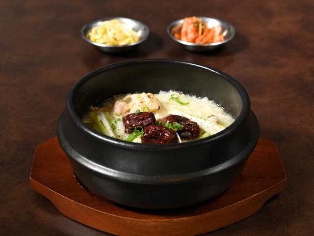 【韓国料理 明心館】の『参鶏湯ランチ』ナムル・キムチ付き　2,880円　※提供に30分程お時間頂きます