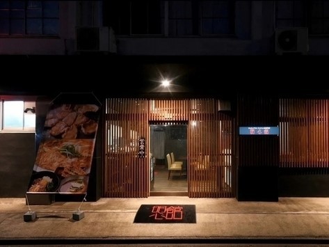 【韓国料理 明心館】のゴージャスでスタイリッシュな空間の中、韓国の美食に舌鼓