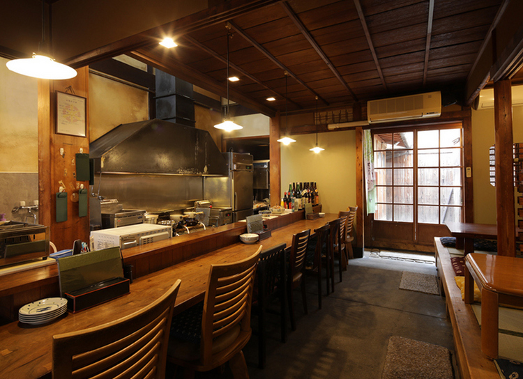 京都鴨川近く、落ち着いた雰囲気の町屋で食事を楽しめる一軒
