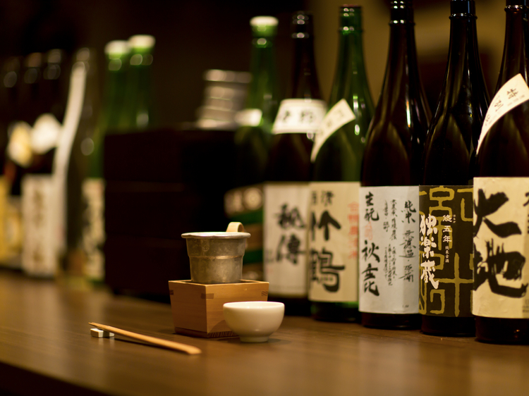 日本酒は100種類以上の品ぞろえ