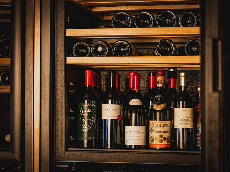 300本ものワインが収蔵されているseriesのワインセラー
