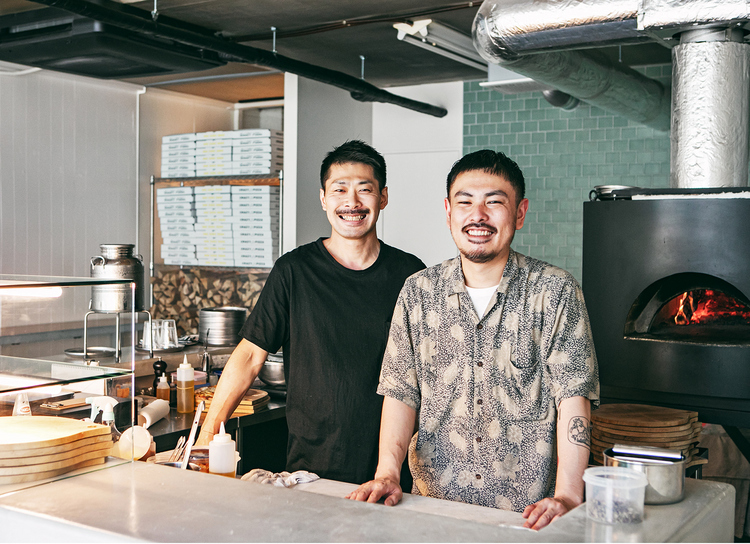 シェフの平雅一さん（左）と、店舗を任されている藤井淳利さん（右）